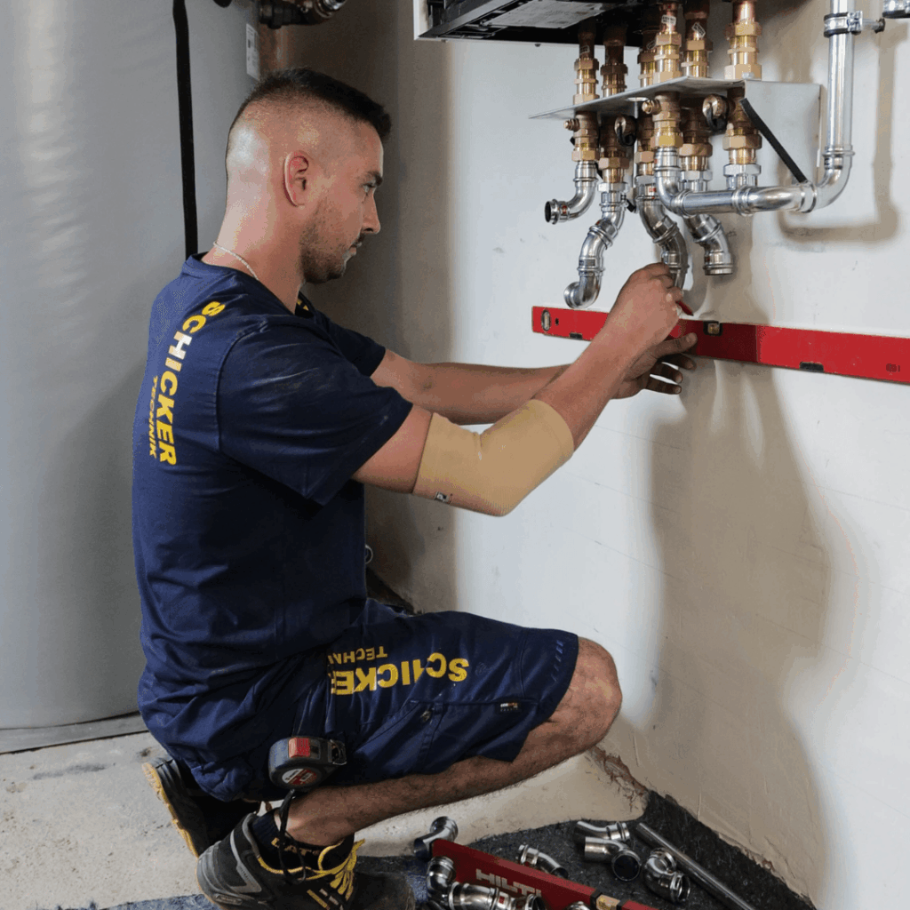 Techniker beim Installieren eines Heizkessels