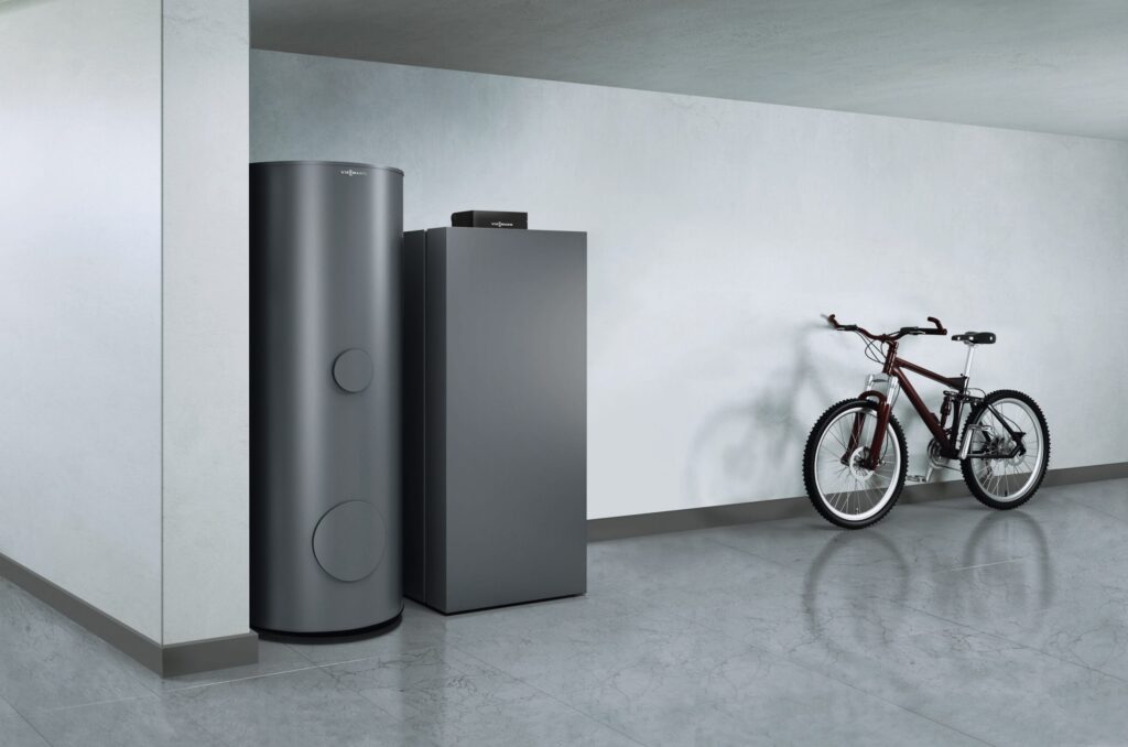 Bild Heizungsanlage und Fahrrad in modernem Raum.
