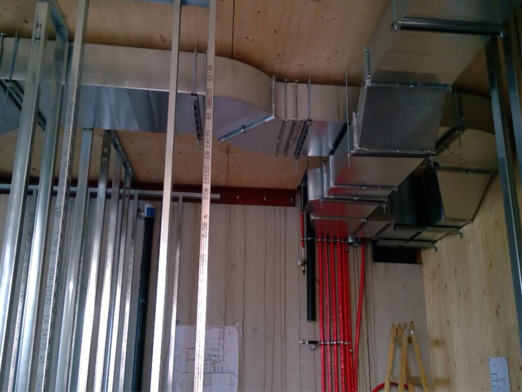 Bild: Lüftungsrohre, frisch installiert an der Decke