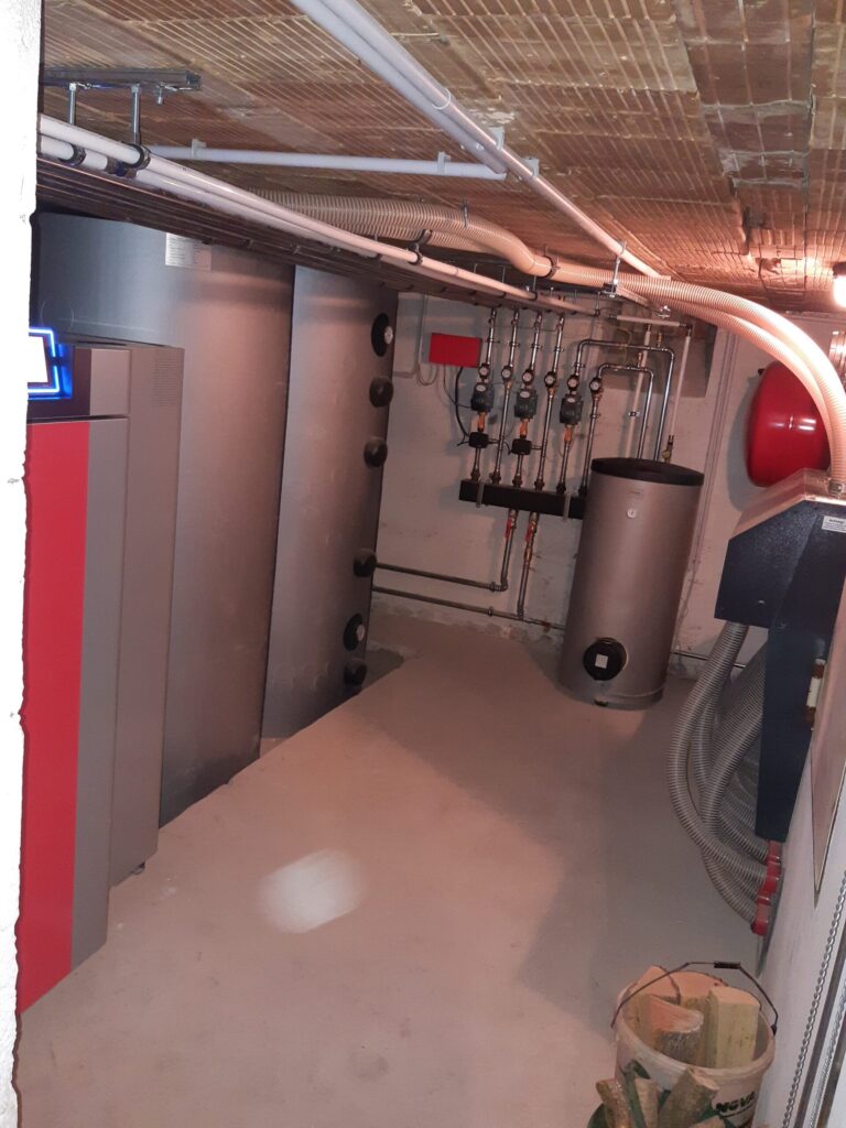 Bild: Heizungsraum mit Geräten