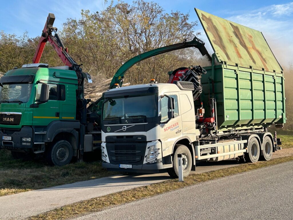 Bild: 2 Autos bei der Herstellung von Holzschnitzel