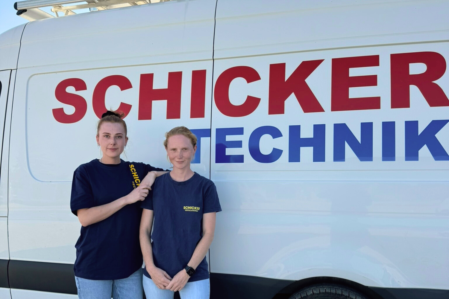Zwei Technikerinnen vor Schicker Technik Fahrzeug.